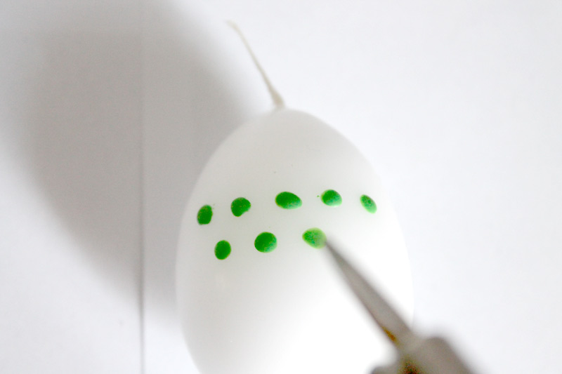 Easter decoration with Pebaro - Paint points on easter candles with wax colour 