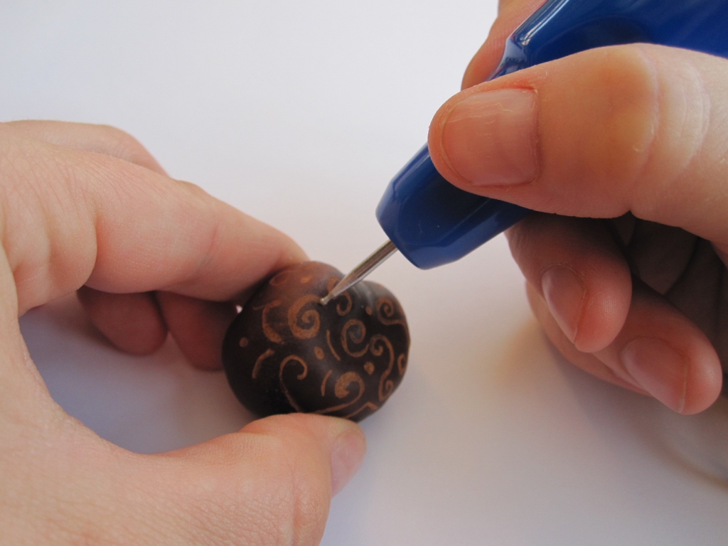 Craft ideas for the autumn by Pebaro - Carving Fine Patterns on Decorative Chestnuts 