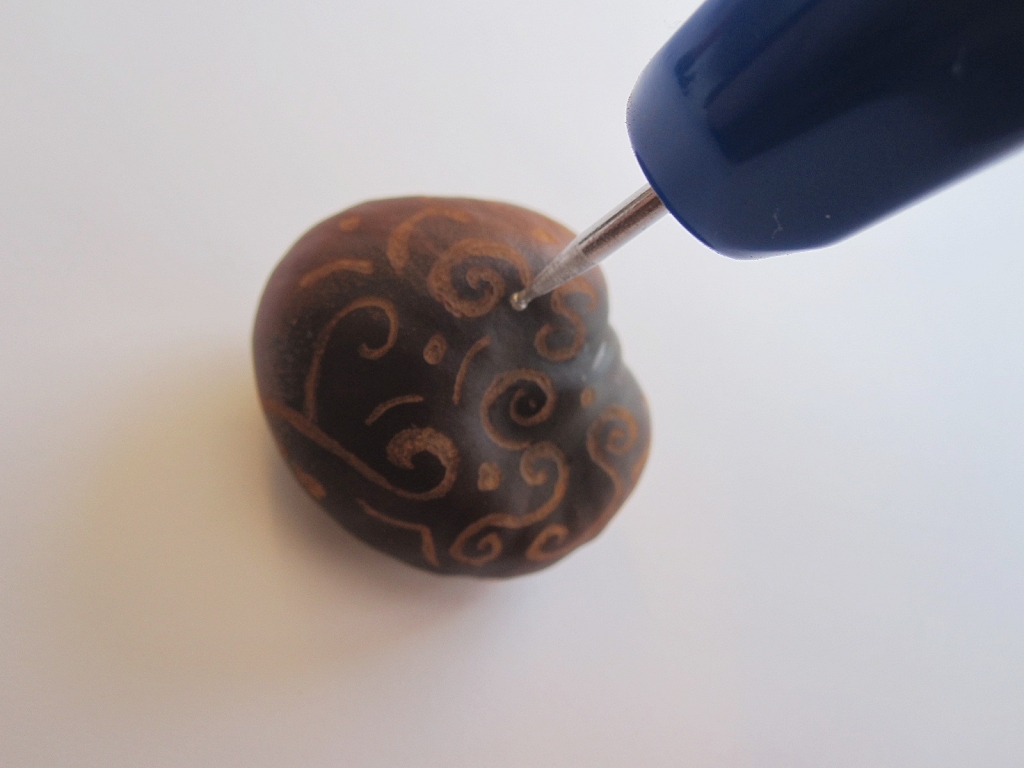 Craft ideas for the autumn by Pebaro - Fine Patterns on Decorative Chestnuts 