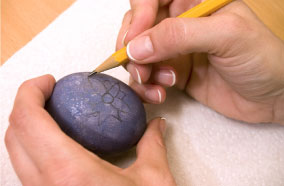 Osterdekoration mit Pebaro - Eier bemalen und gravieren - Motiv aufzeichnen
